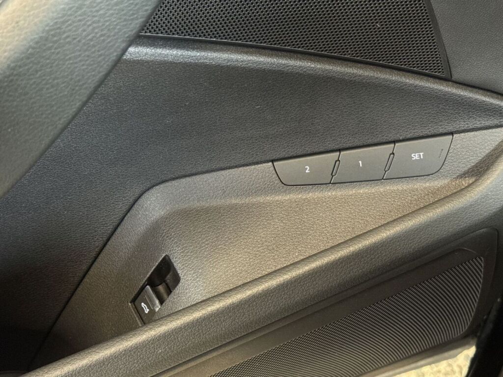 Audi e-tron 2021 Musta