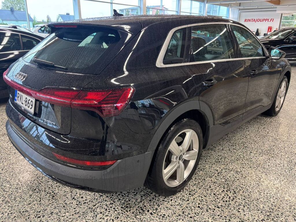 Audi e-tron 2021 Musta