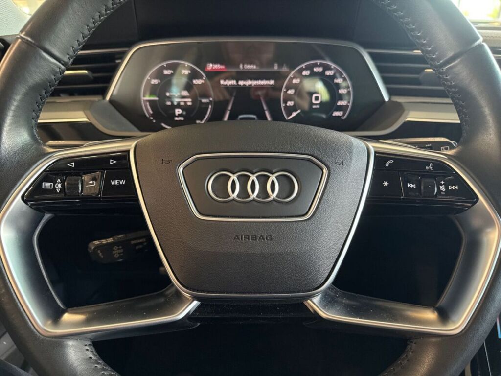 Audi e-tron 2021 Musta