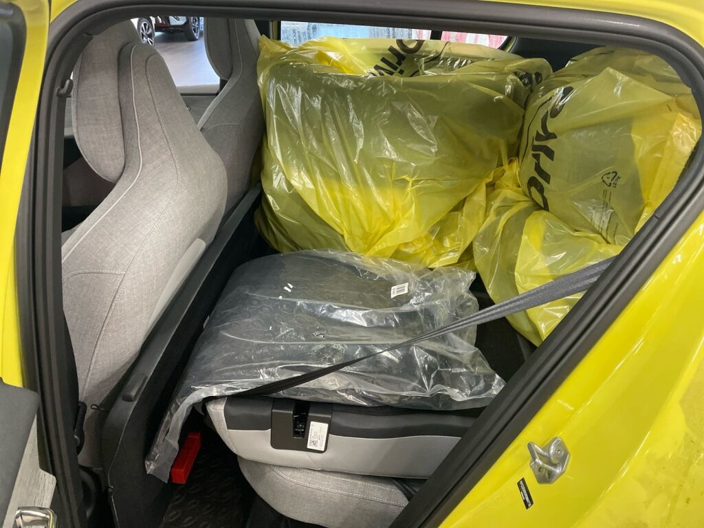 Volvo EX30 2024 Keltainen