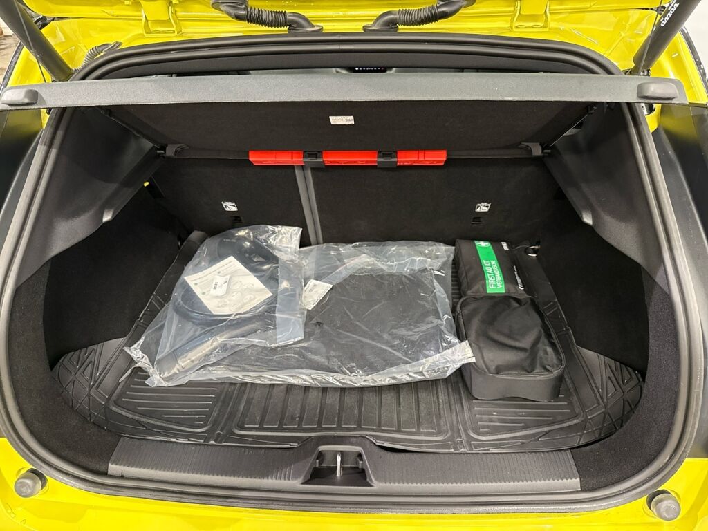 Volvo EX30 2024 Keltainen