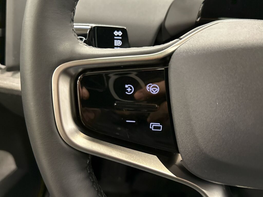 Volvo EX30 2024 Keltainen