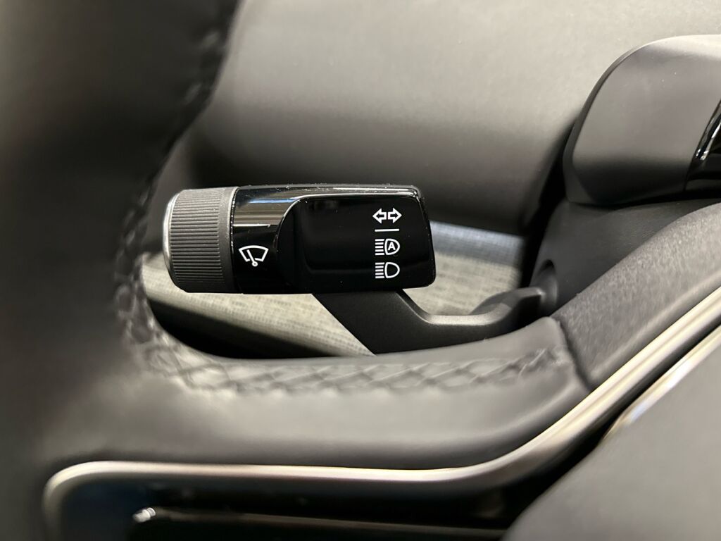 Volvo EX30 2024 Keltainen