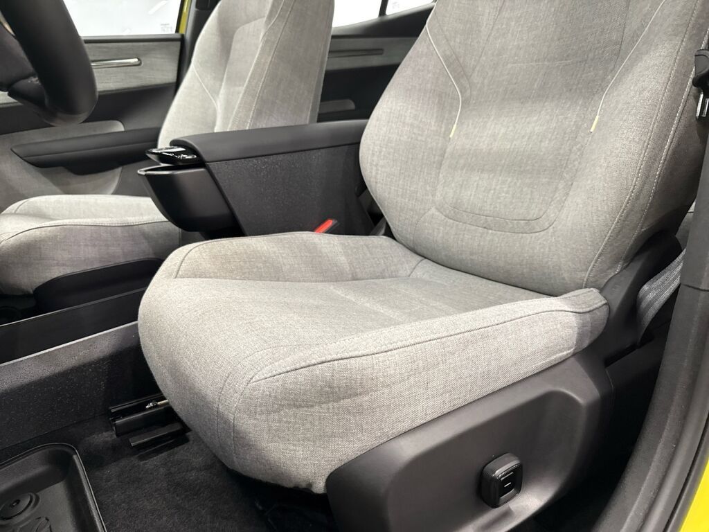 Volvo EX30 2024 Keltainen