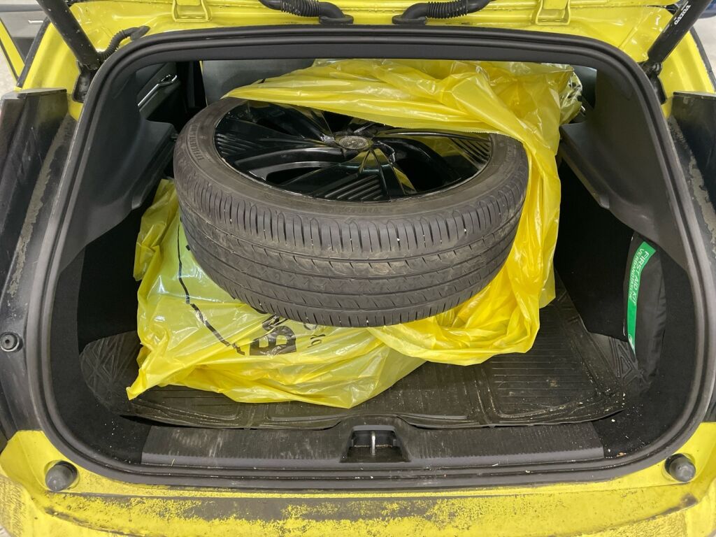 Volvo EX30 2024 Keltainen