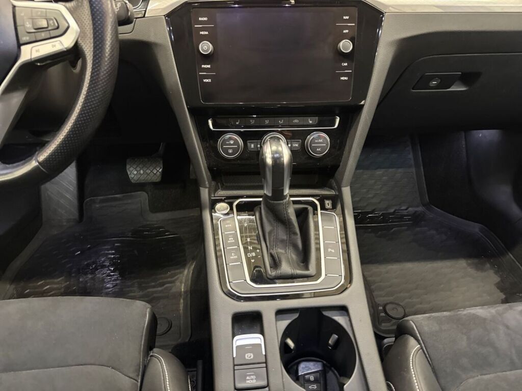 Volkswagen Passat 2020 Valkoinen