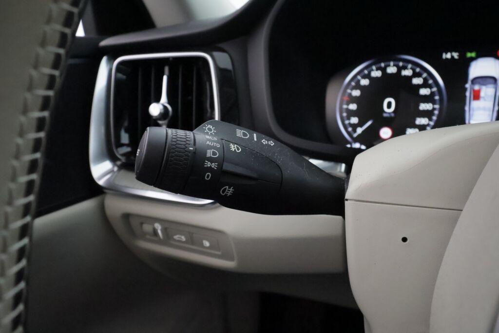 Volvo V60 2019 Valkoinen