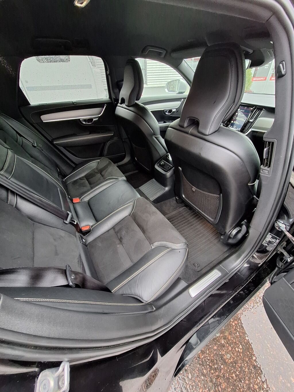 Volvo V90 2019 Musta