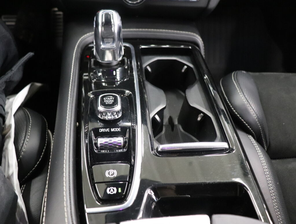 Volvo V90 2019 Musta