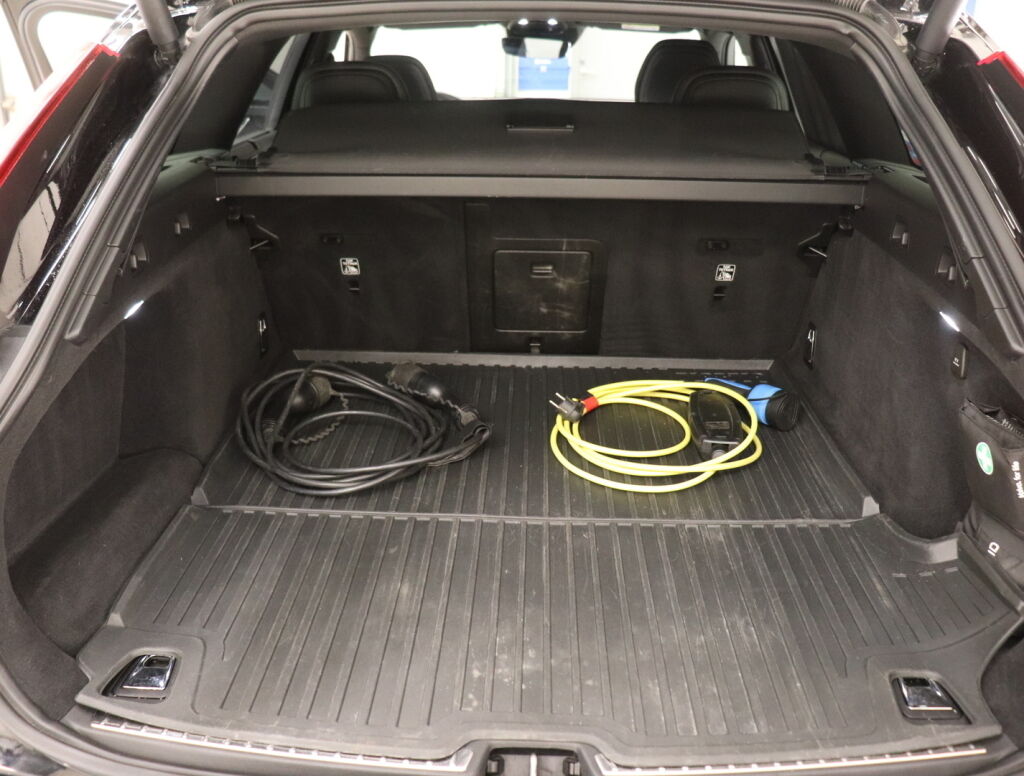 Volvo V90 2019 Musta