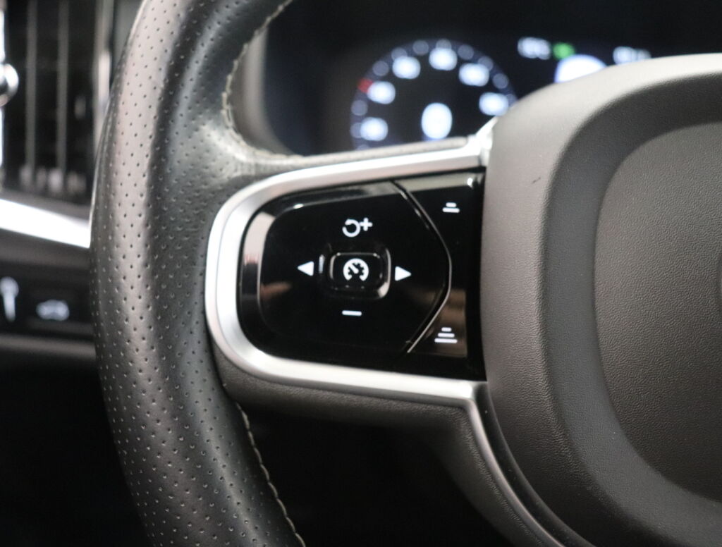 Volvo V90 2019 Musta