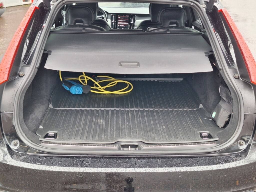 Volvo V90 2019 Musta