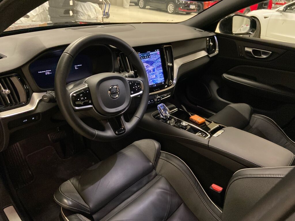 Volvo S60 2024 Musta