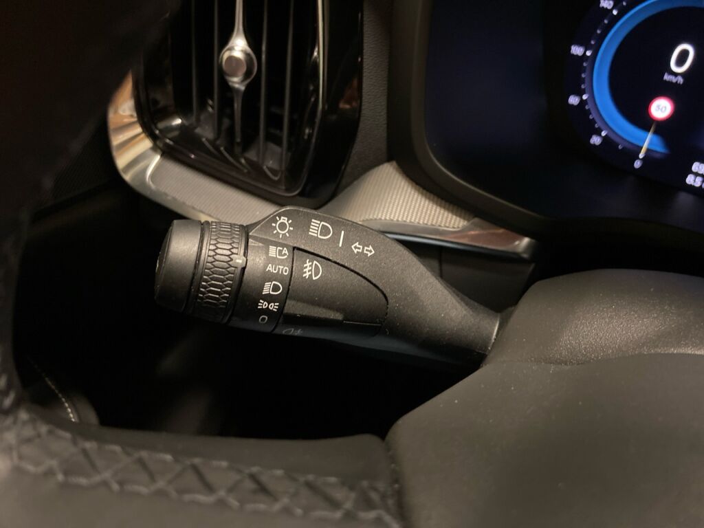 Volvo S60 2024 Musta