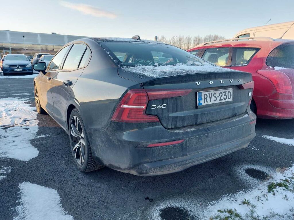 Volvo S60 2024 Musta