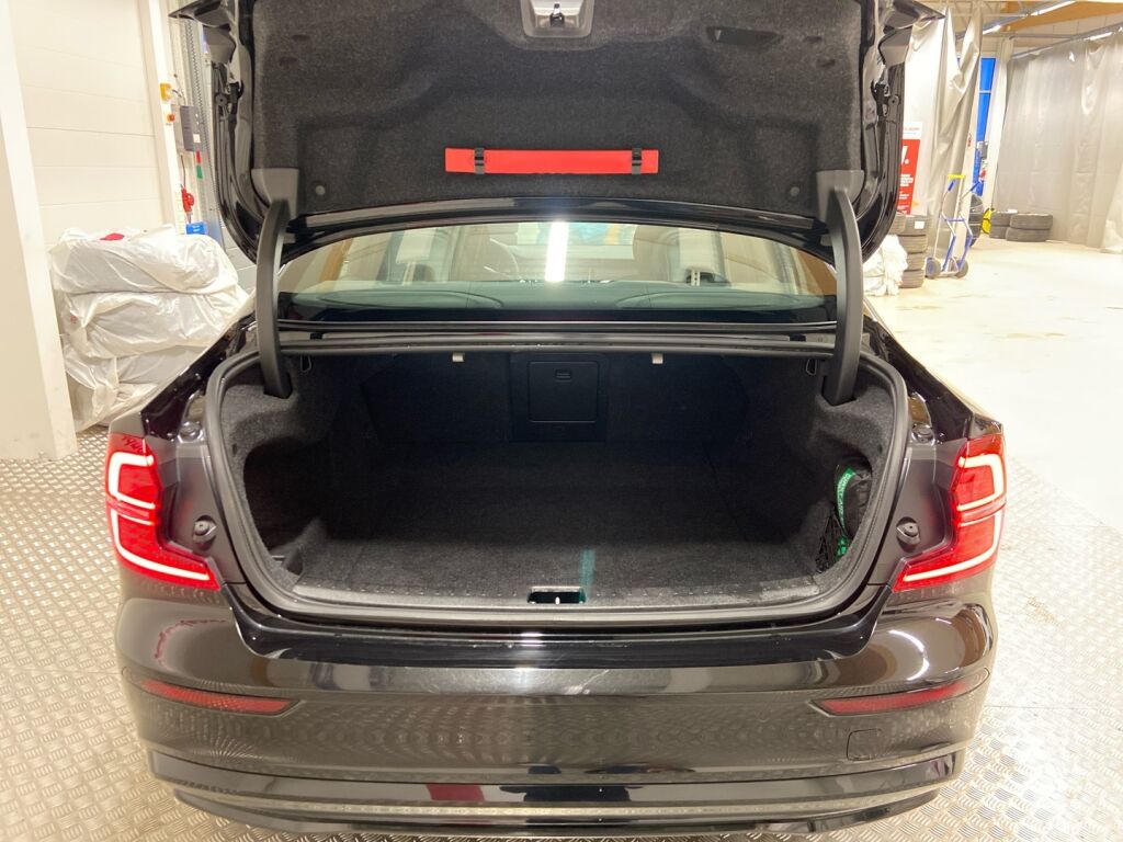 Volvo S60 2024 Musta