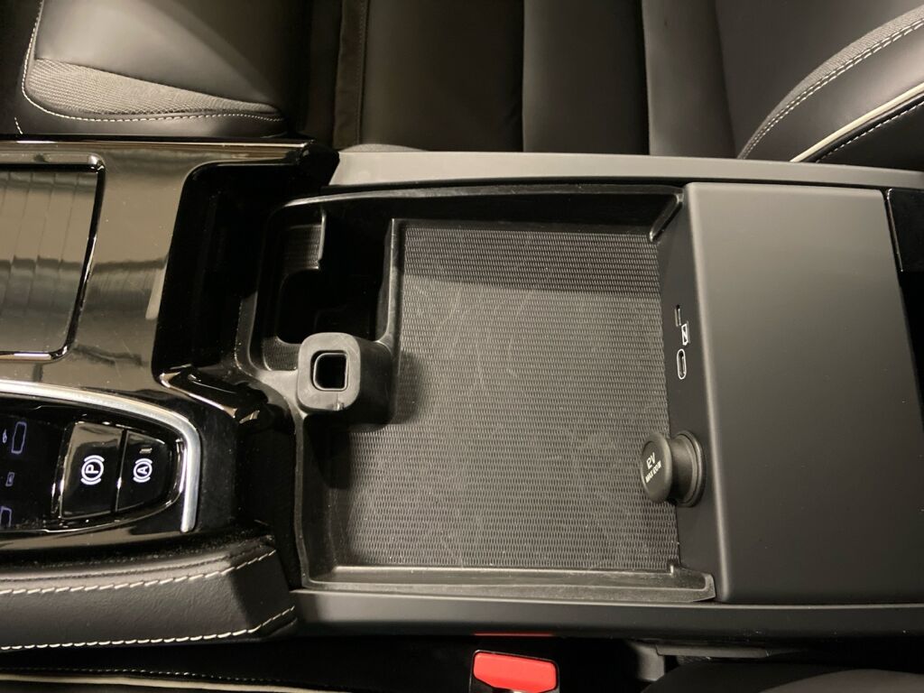 Volvo S60 2024 Musta