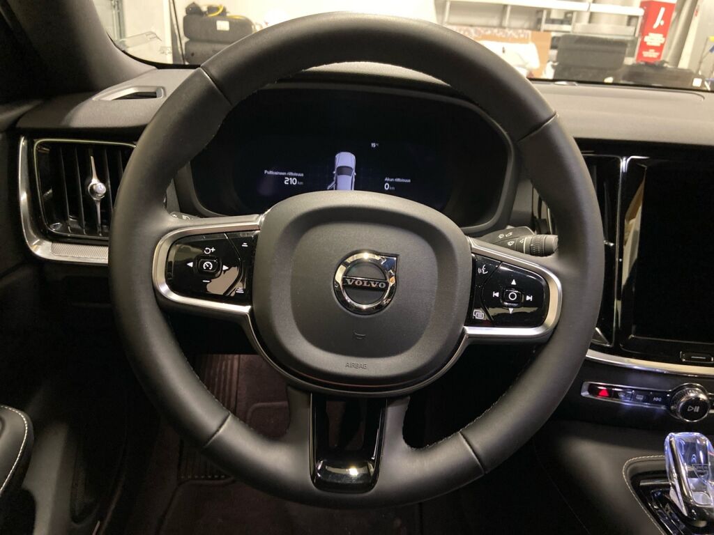 Volvo S60 2024 Musta