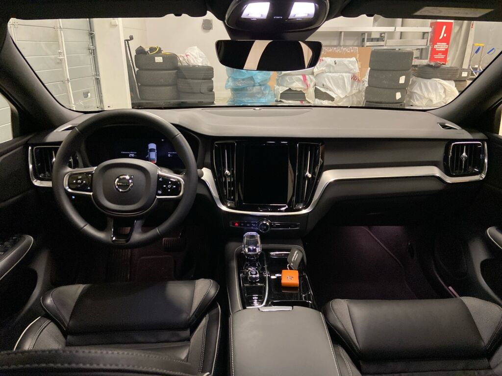 Volvo S60 2024 Musta