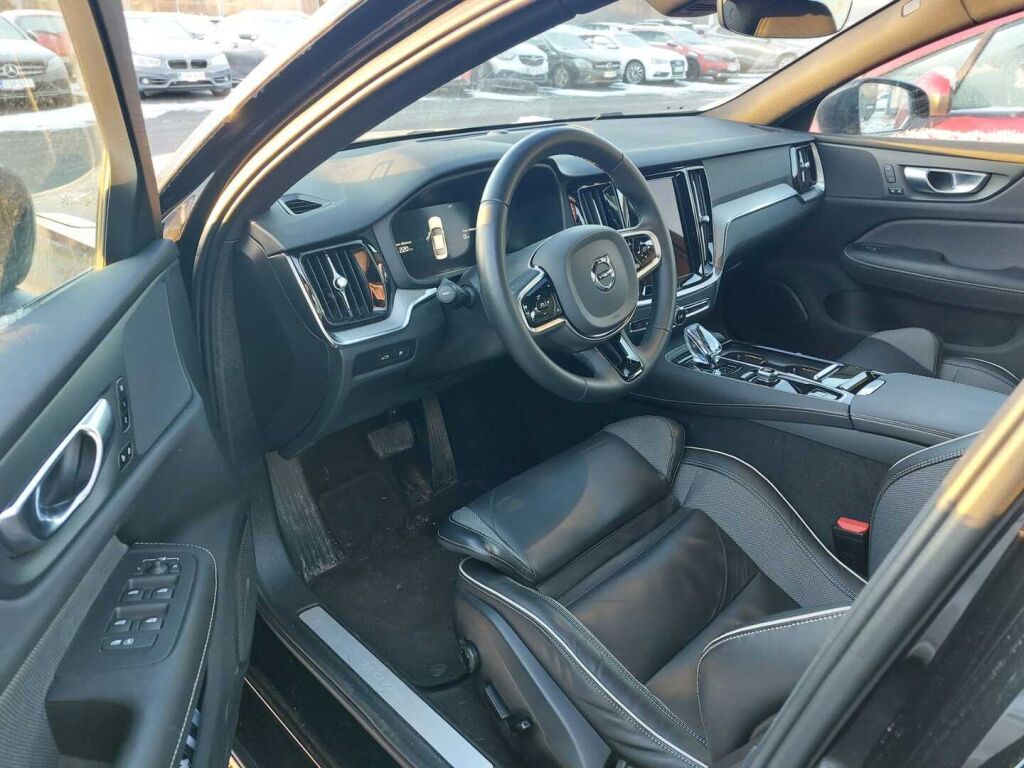 Volvo S60 2024 Musta