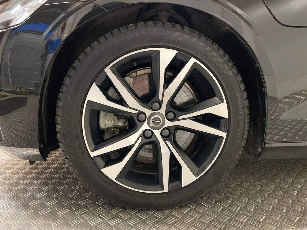 Volvo S60 2024 Musta