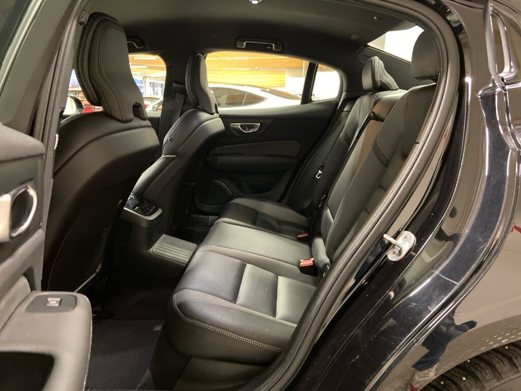 Volvo S60 2024 Musta