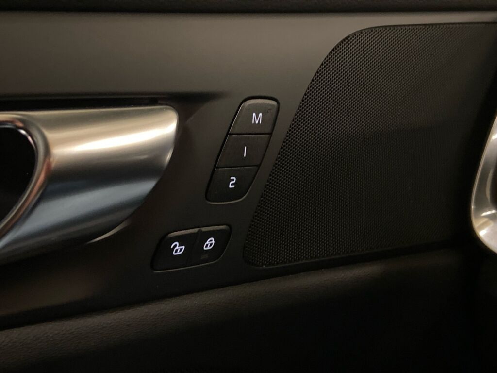 Volvo S60 2024 Musta