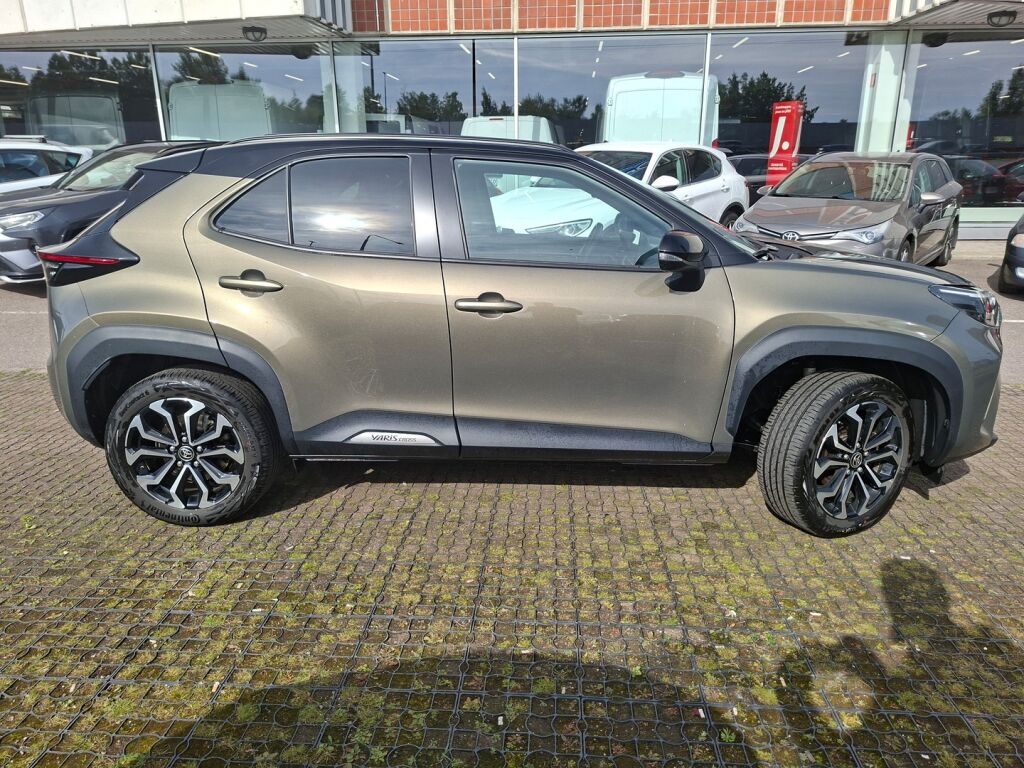 Toyota Yaris Cross 2024 Ruskea (beige)