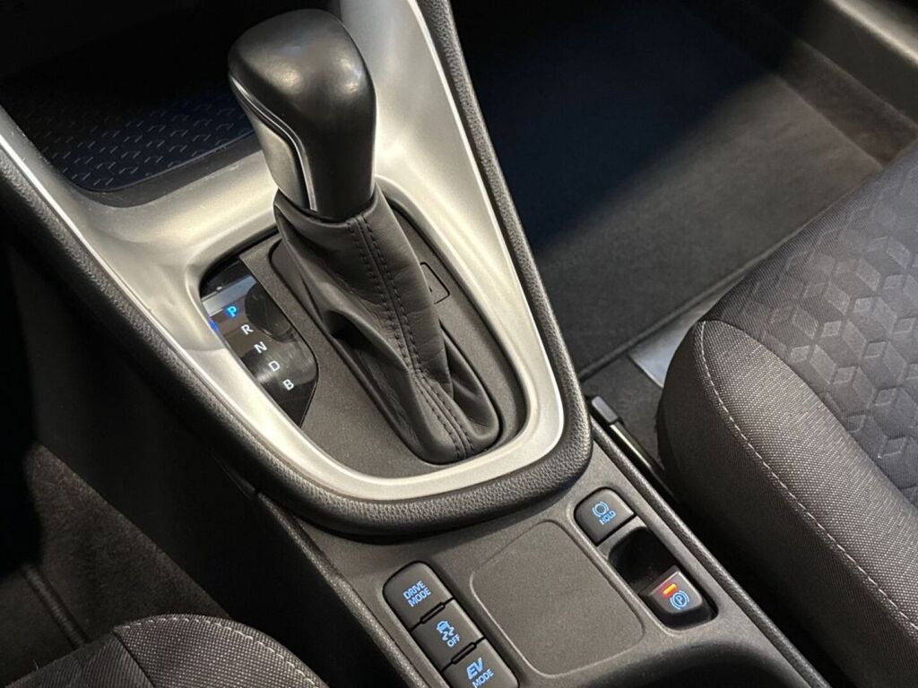 Toyota Yaris 2024 Harmaa