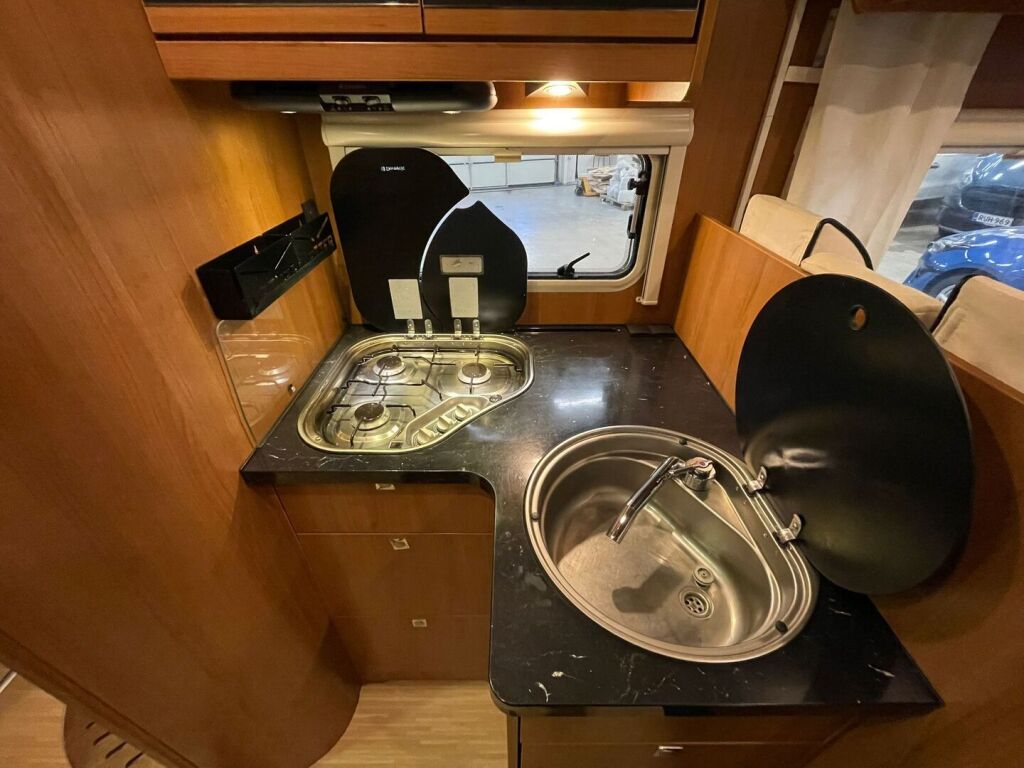 LMC Breezer H730 2013 Musta