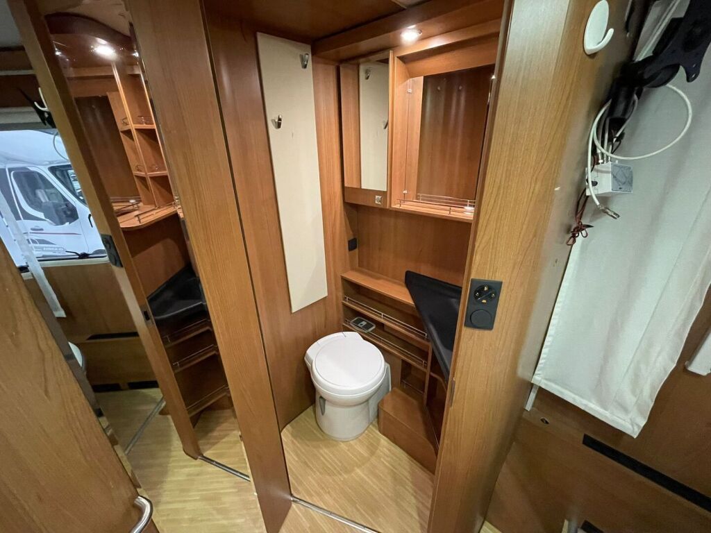 LMC Breezer H730 2013 Musta