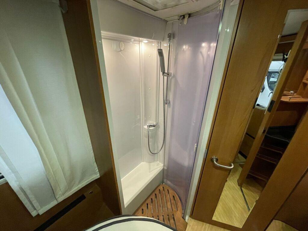 LMC Breezer H730 2013 Musta