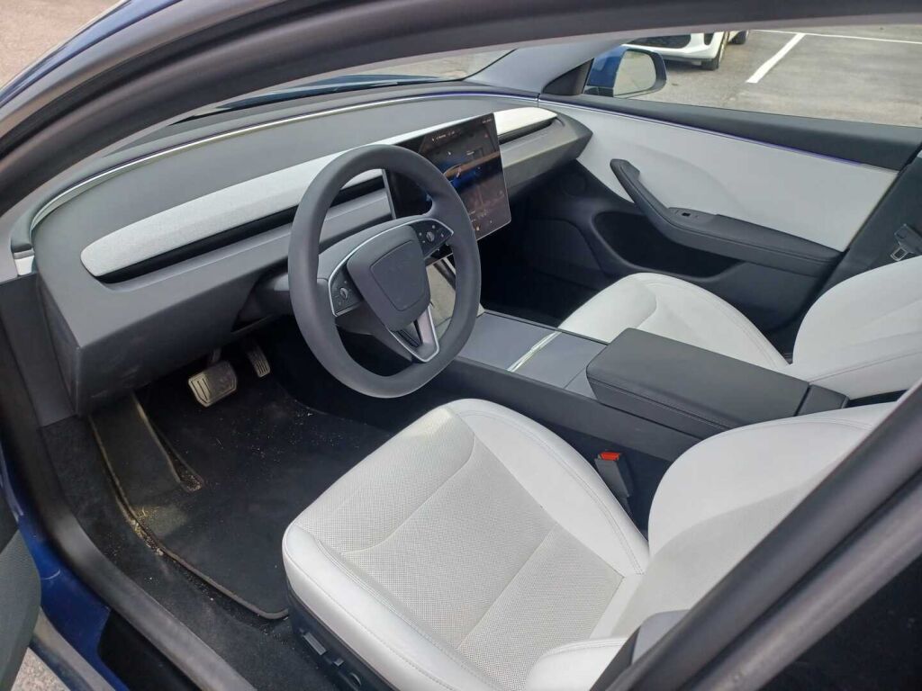 Tesla Model 3 2024 Sininen