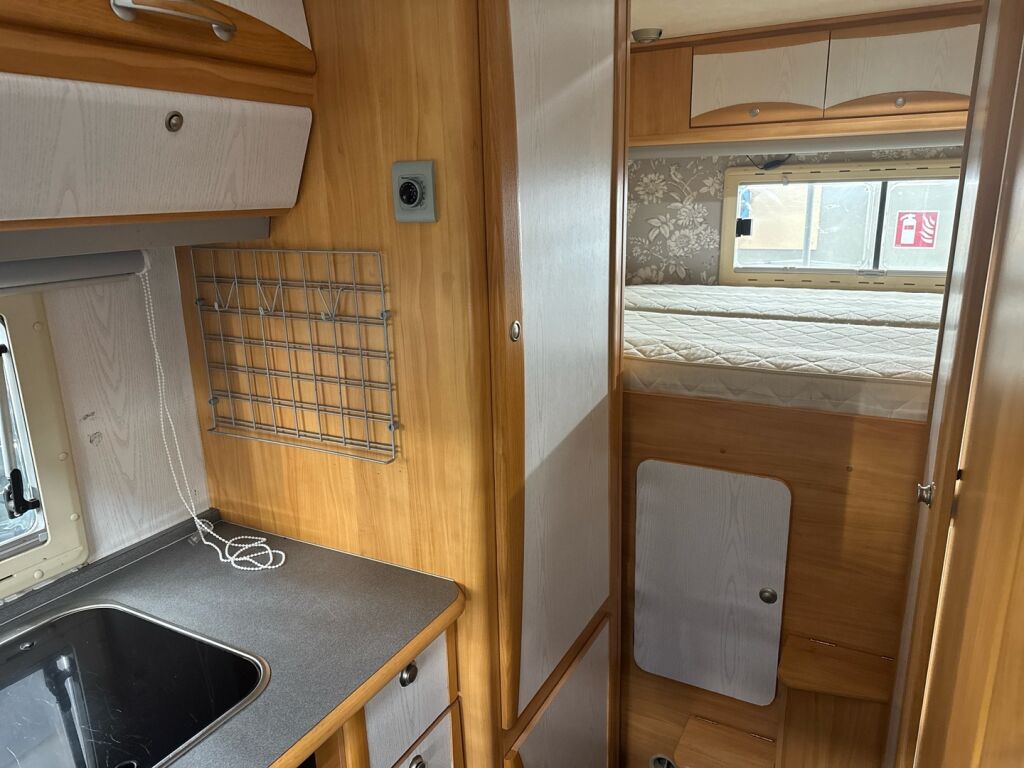 Adria Coral 660 DP 2004 Valkoinen