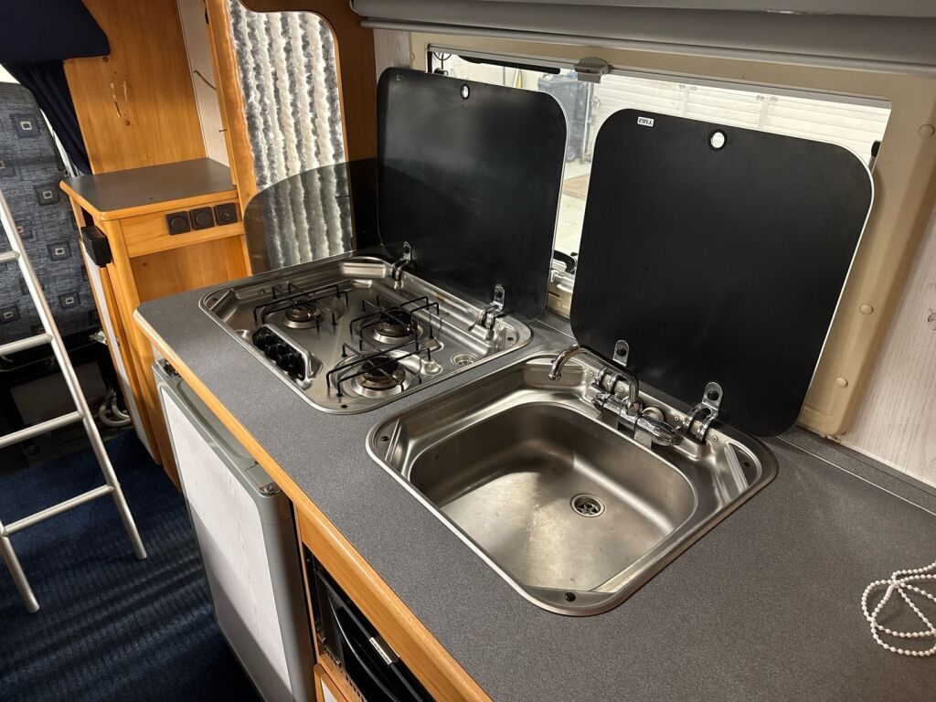 Adria Coral 660 DP 2004 Valkoinen