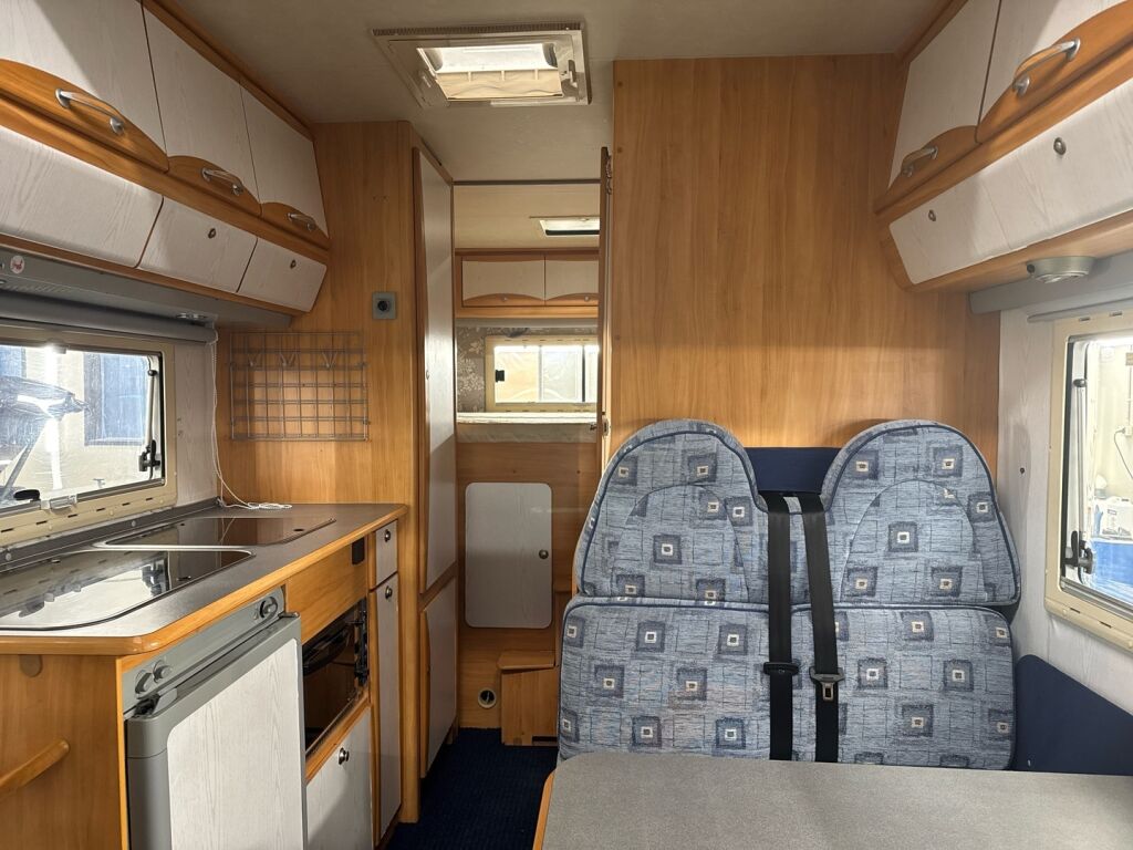 Adria Coral 660 DP 2004 Valkoinen
