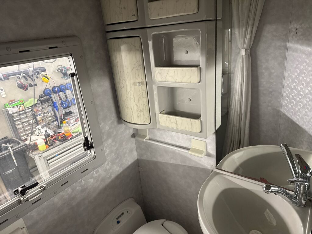 Adria Coral 660 DP 2004 Valkoinen