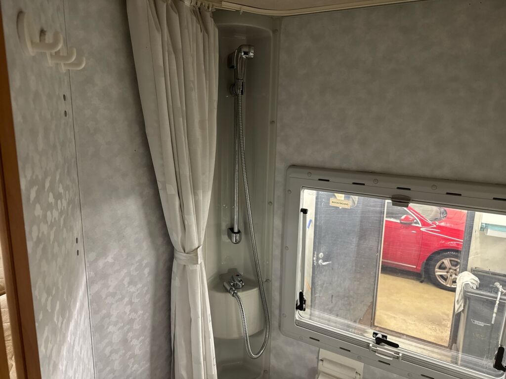 Adria Coral 660 DP 2004 Valkoinen