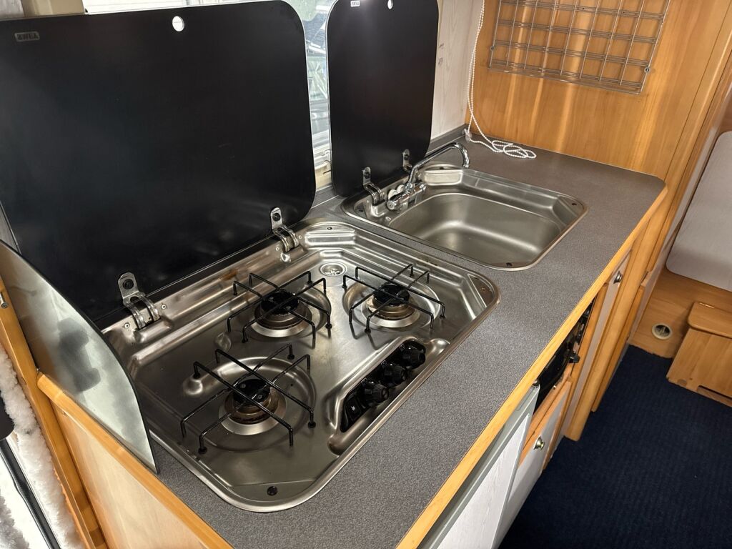 Adria Coral 660 DP 2004 Valkoinen