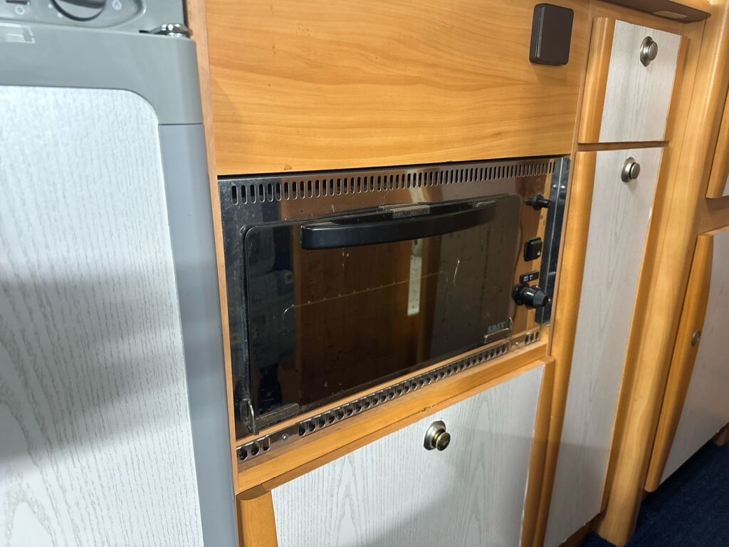 Adria Coral 660 DP 2004 Valkoinen