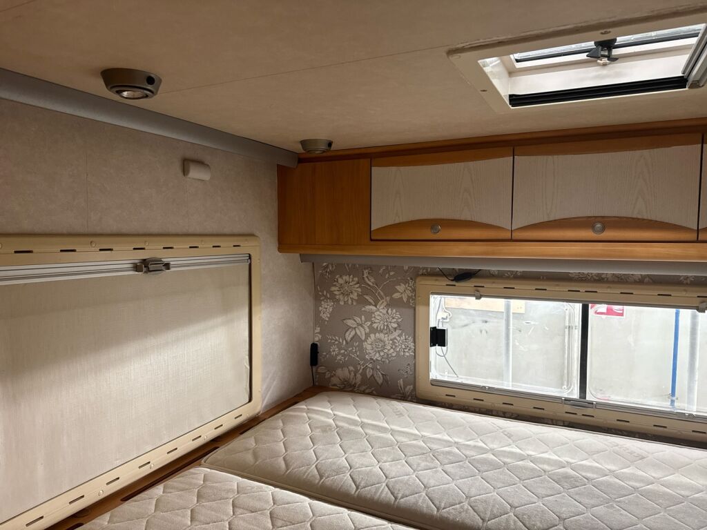 Adria Coral 660 DP 2004 Valkoinen