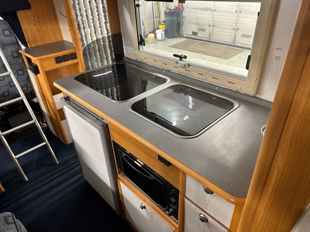 Adria Coral 660 DP 2004 Valkoinen