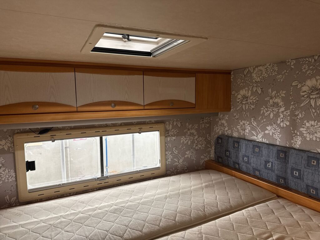 Adria Coral 660 DP 2004 Valkoinen