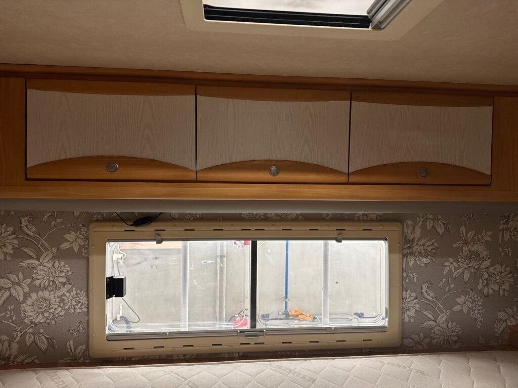 Adria Coral 660 DP 2004 Valkoinen