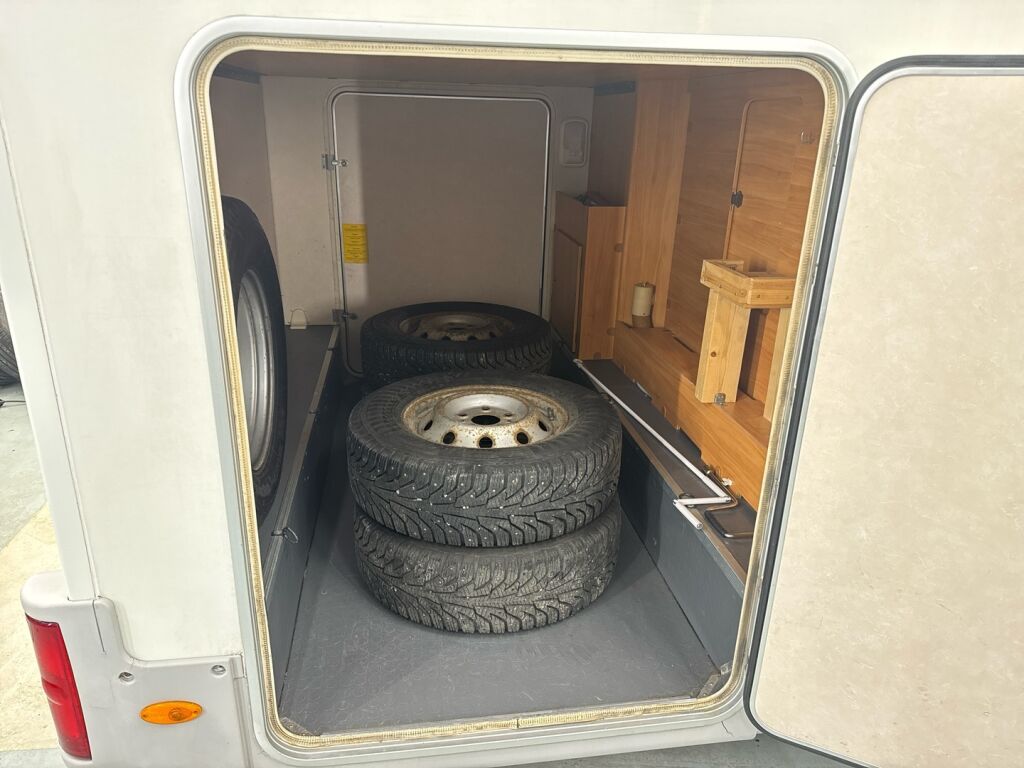 Adria Coral 660 DP 2004 Valkoinen