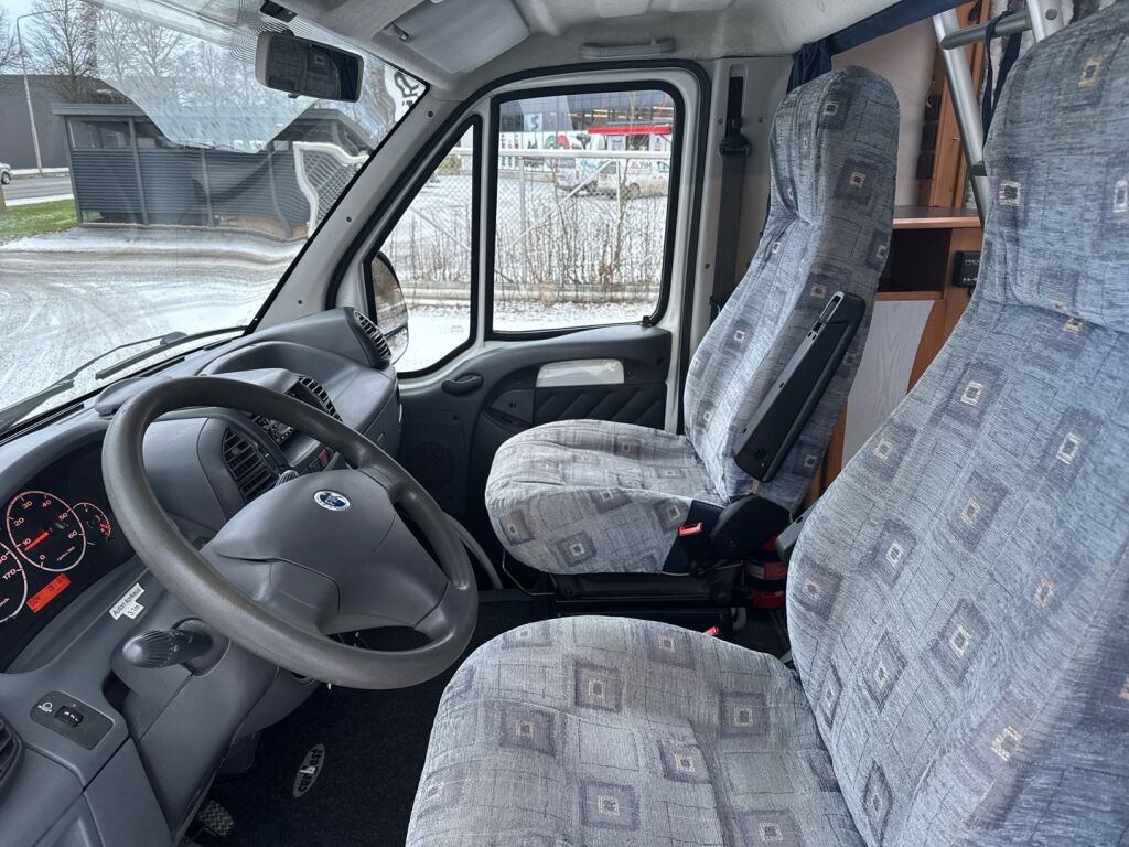 Adria Coral 660 DP 2004 Valkoinen