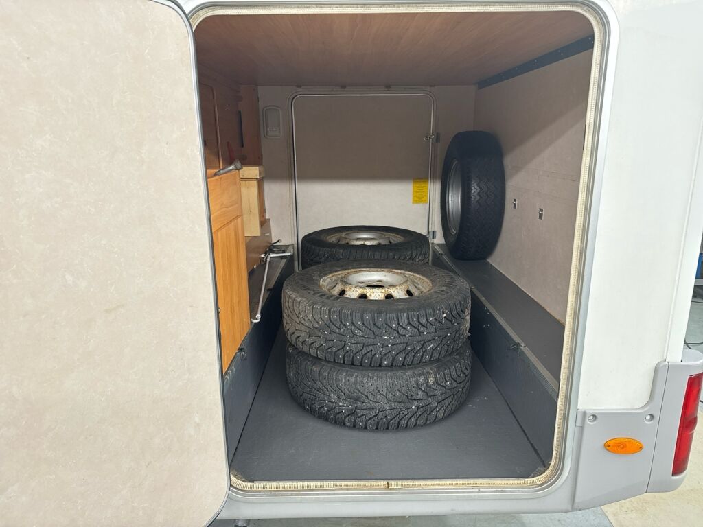 Adria Coral 660 DP 2004 Valkoinen