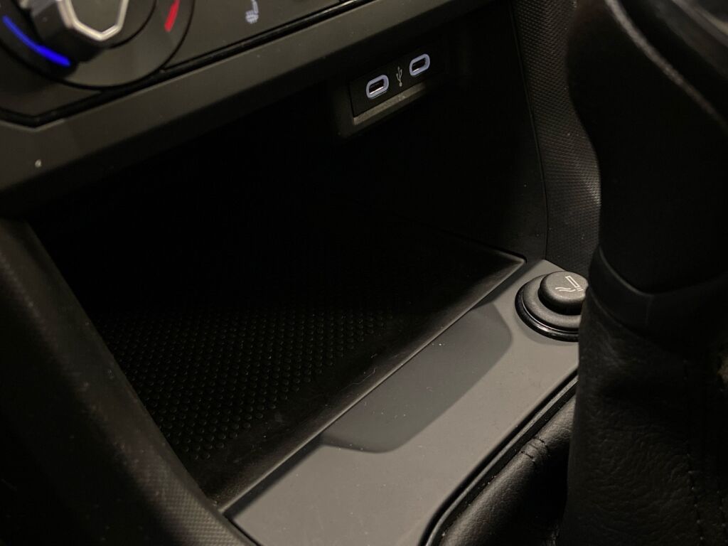 Volkswagen T-Cross 2024 Musta