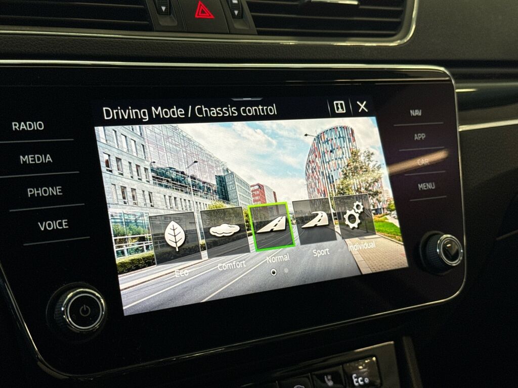 Skoda Superb 2020 Musta