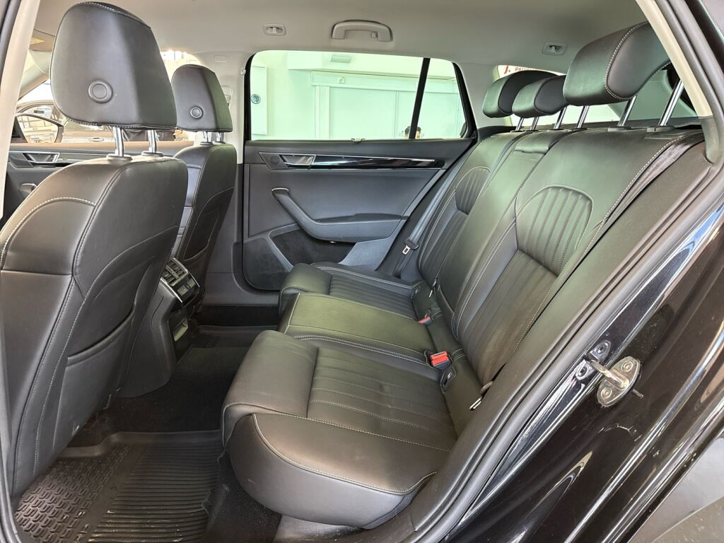 Skoda Superb 2020 Musta